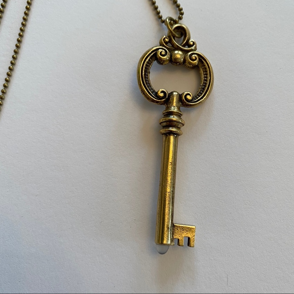 Antique brass key necklace with long chain - Picture 10 of 12